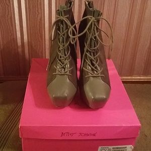 Betsey Johnson-Tipps- High heel Booties
